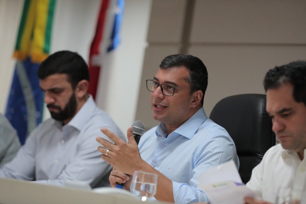 Após 16 dias de greve, governador anuncia reajuste de 8% para profissionais da educação do AM |  amazonas