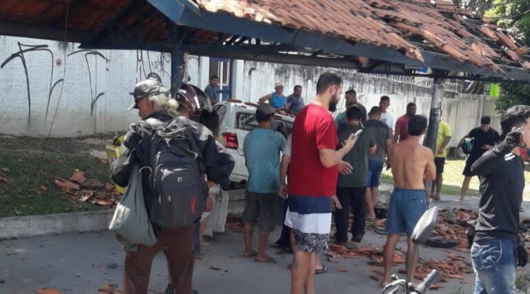 Após colisão, carro invade parada de ônibus e deixa duas pessoas feridas em Manaus |  amazonas