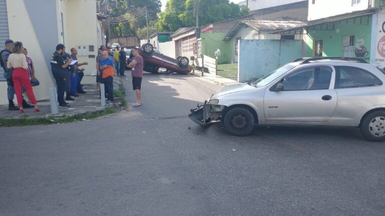 Carro capota em cruzamento do bairro Alvorada em Manaus; sinalização de moradores cobram