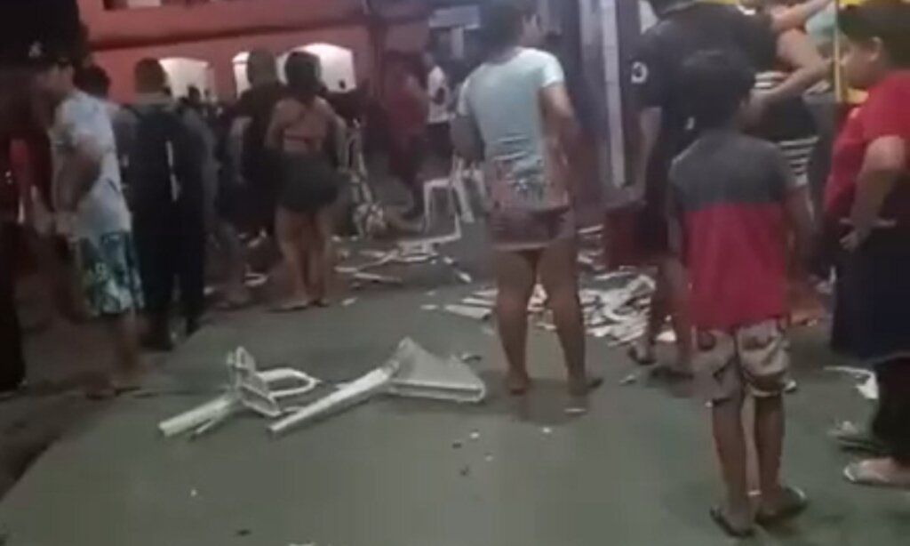 Carro sobe calçada e atropelado clientes em lanchonete na Zona Norte em Manaus