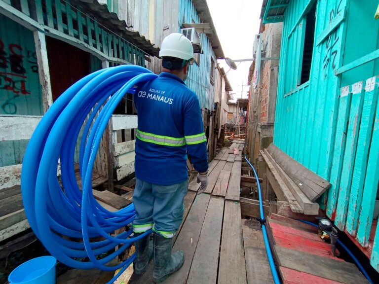 Em Manaus, moradores de áreas impactadas pela cheia do rio Negro recebem serviço de emissão das tubulações de água tratada | ÁGUAS DE MANAUS