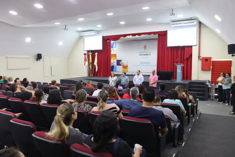 Gestores e secretários escolares da prefeitura participantes de treinamento sobre o Censo Escolar 2023