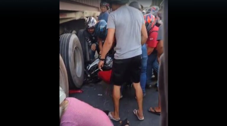 Motociclista e garupa ficam feridos embaixo da carreta durante acidente em Manaus