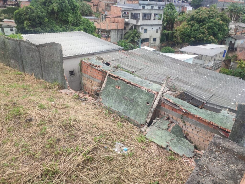 Muro desaba sobre casa na Zona Sul de Manaus