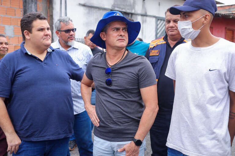 Prefeito anunciando a chegada do programa ‘Asfalta Manaus’ na comunidade Peniel