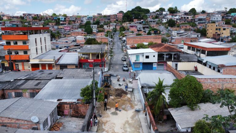 Prefeitura de Manaus avança nos serviços de implantação de rede de drenagem no conjunto Riacho Doce