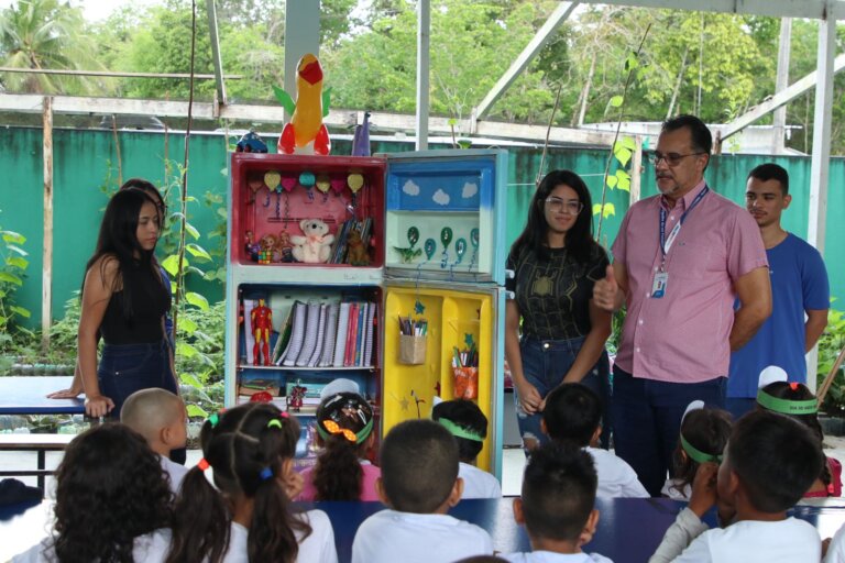 Prefeitura de Manaus e universidade promove ‘Descongelando sua Leitura’ em escola da zona rural