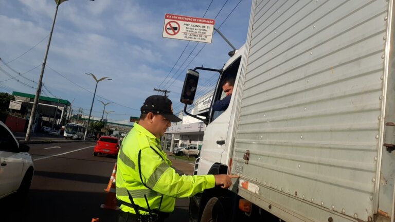 Prefeitura faz operação para fiscalizar caminhões e garantir segurança viária de Manaus
