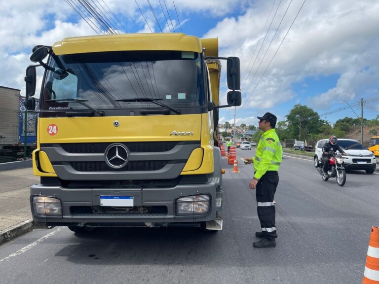 Prefeitura intensifica medidas para fiscalizar carretas em Manaus