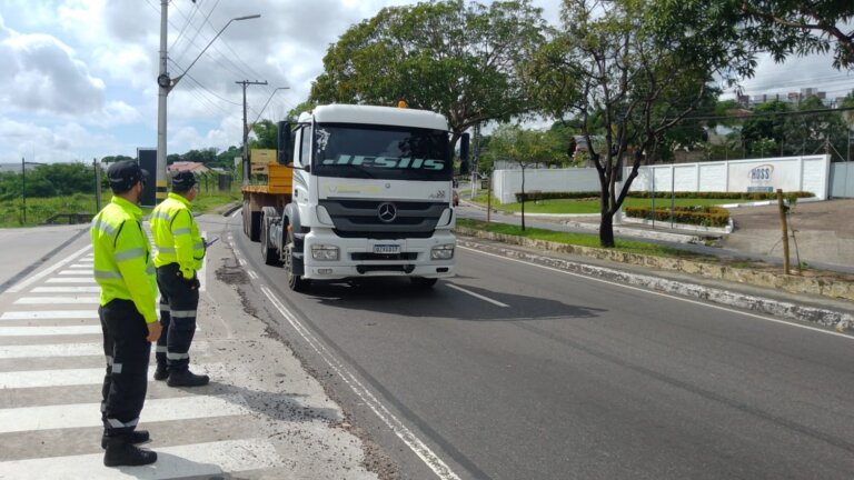 Prefeitura realiza fiscalização de carga pesada na avenida Efigênio Sales