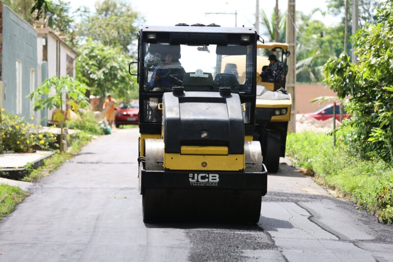 Programa ‘Asfalta Manaus’ avança em Tarumã com 1.650 toneladas de asfalto