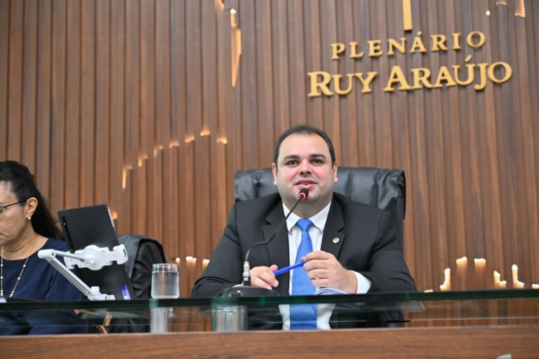 Sob a administração de Roberto Cidade, servidoras da Aleam podem ganhar mais tempo de licença e salário-maternidade |  Momento Assembleia