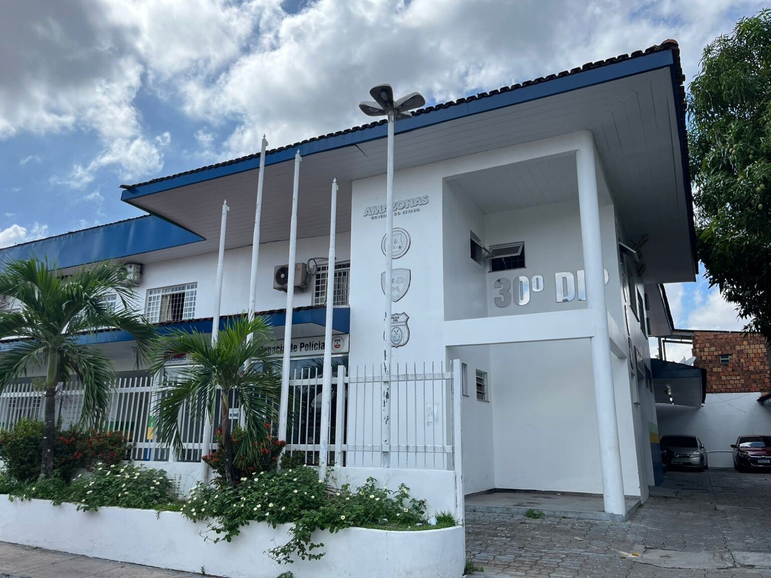 Trio é preso após tentar vender celular roubado em Manaus