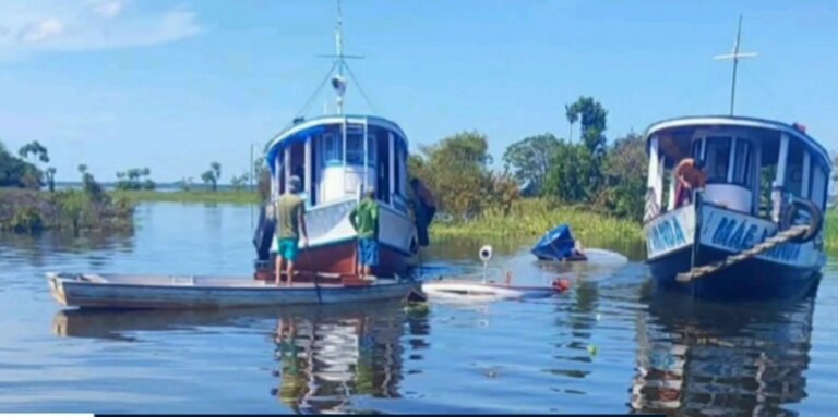 Barco escolar bate em tronco e naufraga no AM
