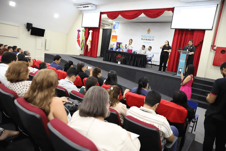 Educadores da prefeitura participam da Conferência Municipal Extraordinária de Educação de Manaus