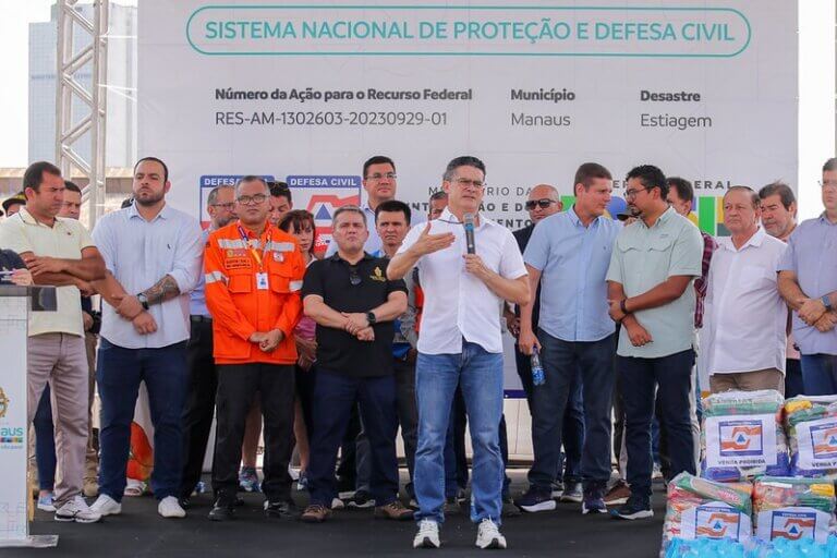 Manaus Enfrenta Estiagem Histórica: Prefeito David Almeida Inicia Segunda Fase da Operação de Ajuda às Comunidades Ribeirinhas