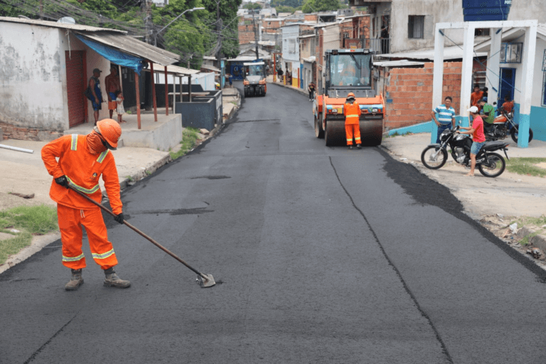 ‘Asfalta Manaus’ da prefeitura aplica mais de 530 toneladas de massa asfáltica em trecho do bairro Petrópolis