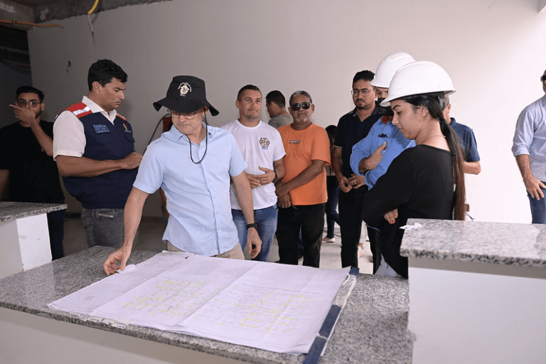 Prefeito de Manaus, David Almeida, Inspeciona Obras que Ampliarão Serviços Municipais no Bairro Colônia Antônio Aleixo