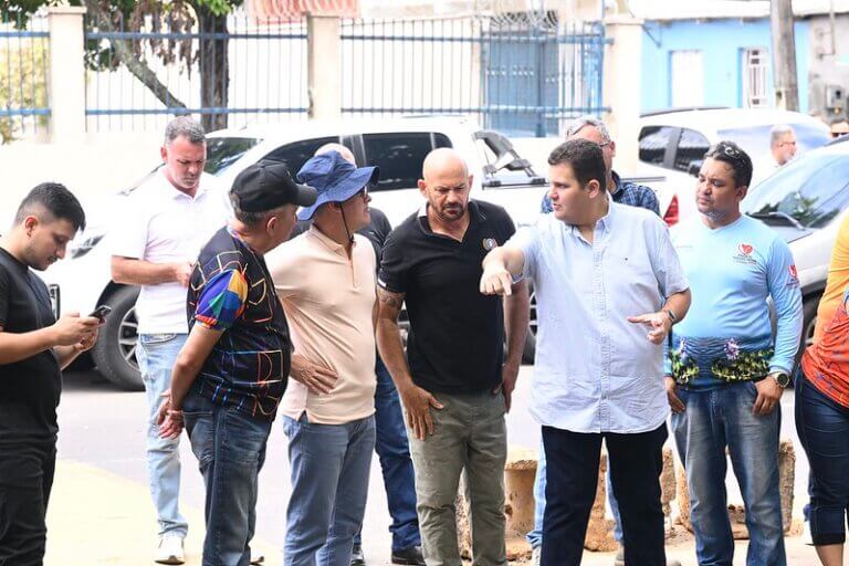 Prefeito de Manaus, David Almeida, Inicia Projeto-Piloto de Limpeza em Igarapé