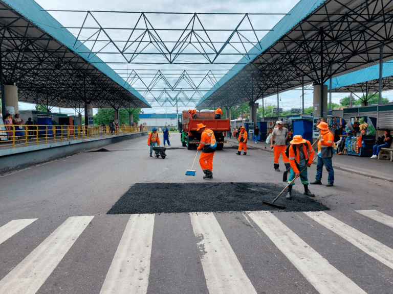 Prefeitura de Manaus conclui recuperação asfáltica no Terminal de Integração 5, beneficiando mobilidade urbana