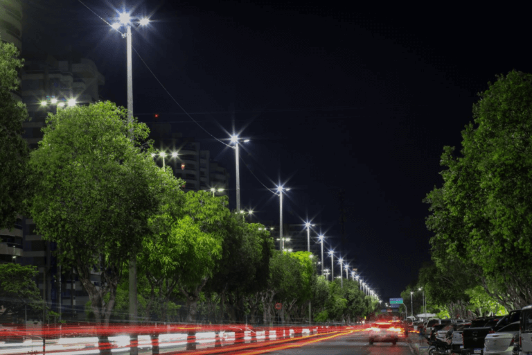 Manaus Atinge Marca de 100% de Iluminação Pública em LED Sob Gestão Municipal