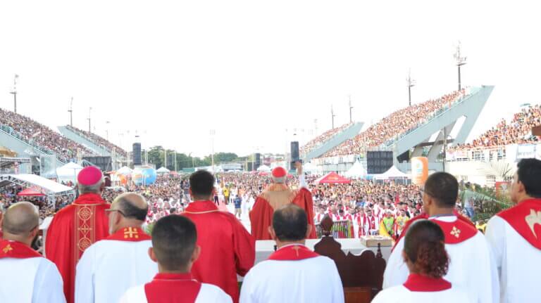 Festa de Pentecostes em Manaus Reúne 80 Mil Fiéis no Sambódromo