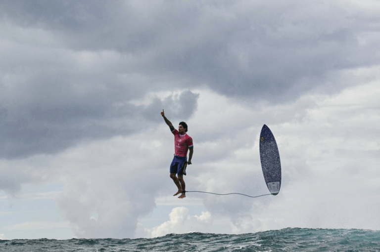 Autor da Foto Icônica de Medina em Teahupoo Explica Clique Certeiro: “Fazendo o Que Amo” Gabriel Medina dedo alto Kanoa Igarashi oitavas Olimpíadas Paris 2024 — Foto: Jerome Brouillet/AFP