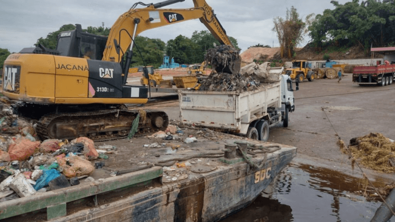 Prefeitura de Manaus remove 348 toneladas de lixo e vegetação em operação de limpeza no rio Negro