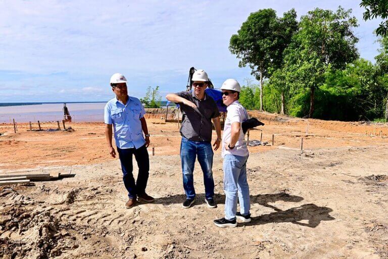 Prefeito David Almeida acompanha avanço das obras do parque Encontro das Águas Rosa Almeida, projeto de Oscar Niemeyer