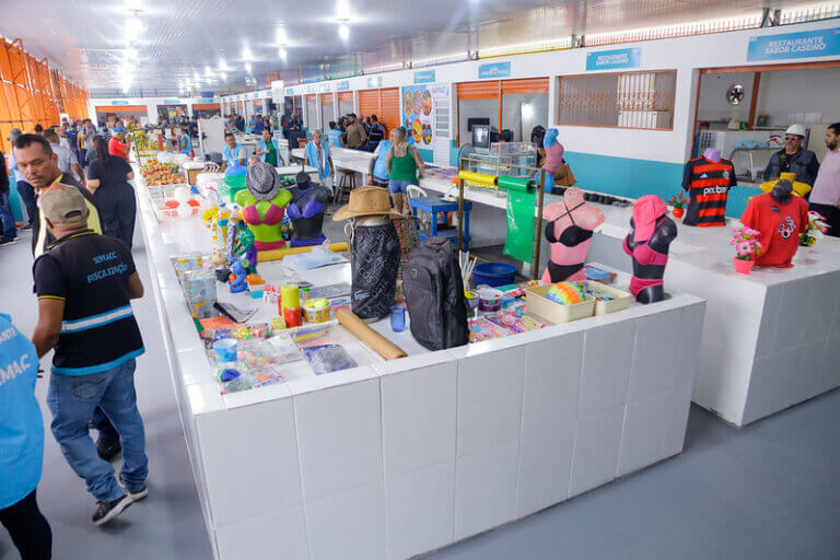 refeito David Almeida entrega nova feira municipal do São Jorge totalmente revitalizada Foto: João Viana / Semcom