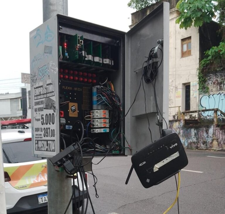 Prefeitura denuncia vandalismo que destruiu semáforo e colocou trânsito em risco no Centro de Manaus