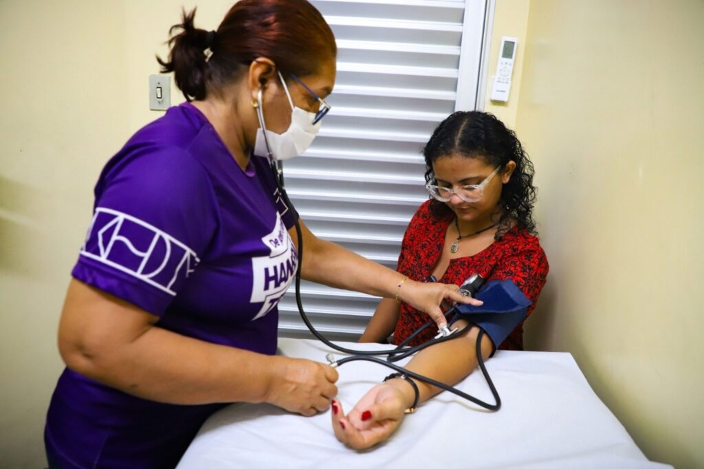 Prefeitura de Manaus oferta serviços de saúde e vacinação antirrábica em ação na zona Leste