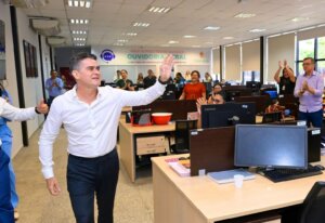 David Almeida percorre sede da prefeitura, agradece servidores e reforça transição em Manaus