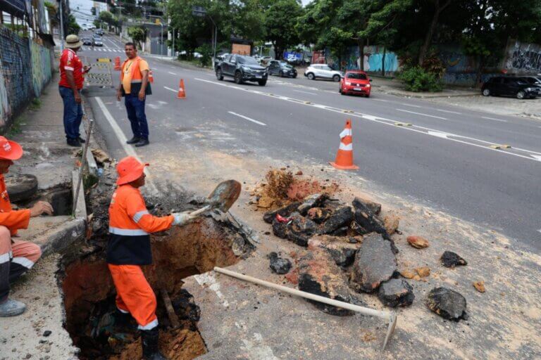 Prefeitura de Manaus recupera drenagem e corrige cratera na avenida Umberto Calderaro Filho