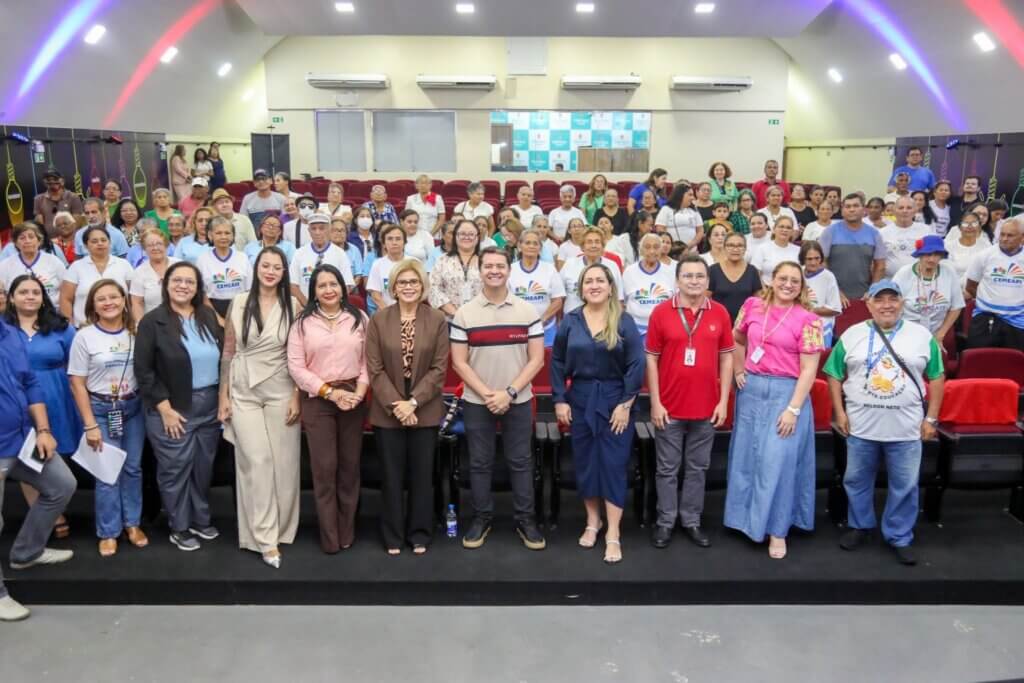 Prefeitura de Manaus promove encontro sobre direitos da pessoa idosa para estudantes do Cemeapi