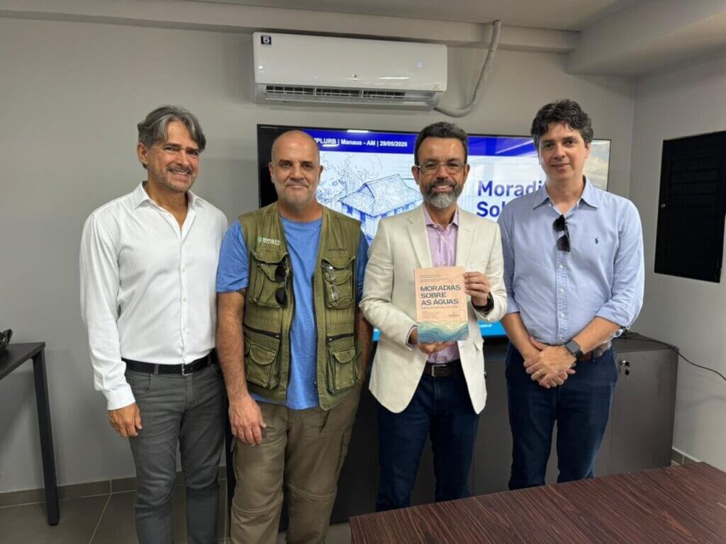 Prefeitura de Manaus recebe obra sobre regularização fundiária de palafitas e urbanismo social na Amazônia