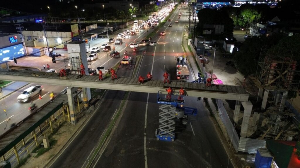 Prefeitura de Manaus avança na reconstrução da passarela da avenida Torquato Tapajós com obra noturna