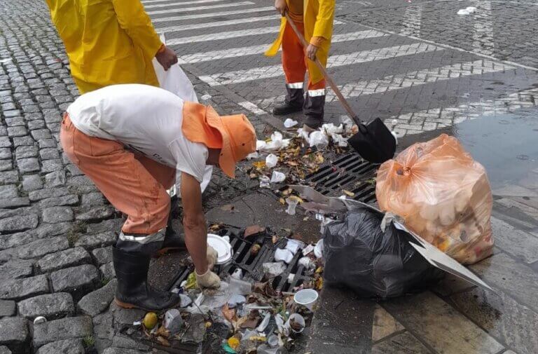 Prefeitura intensifica limpeza de caixas coletoras no Centro para reduzir impactos das fortes chuvas em Manaus