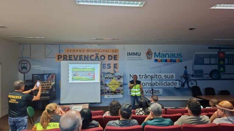 Prefeitura de Manaus realiza primeira turma do ‘Condutor Consciente’ para motoristas do transporte complementar