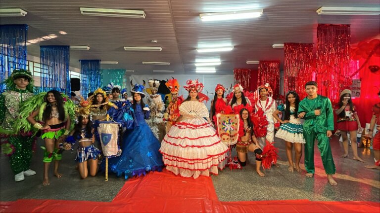 Estudantes da rede municipal exploram folclore e cultura amazonense em exposição