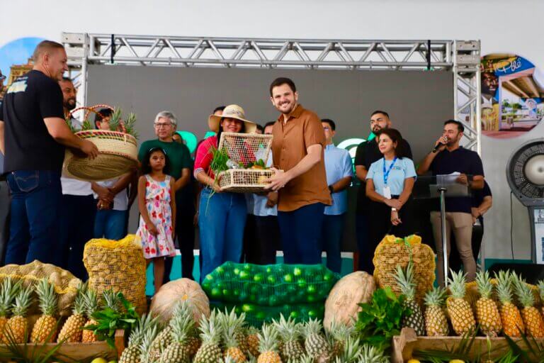 Prefeito Renato Junior entrega oito toneladas de alimentos do PAA e anuncia que vai dobrar investimento no programa garantindo geração de renda aos produtores rurais