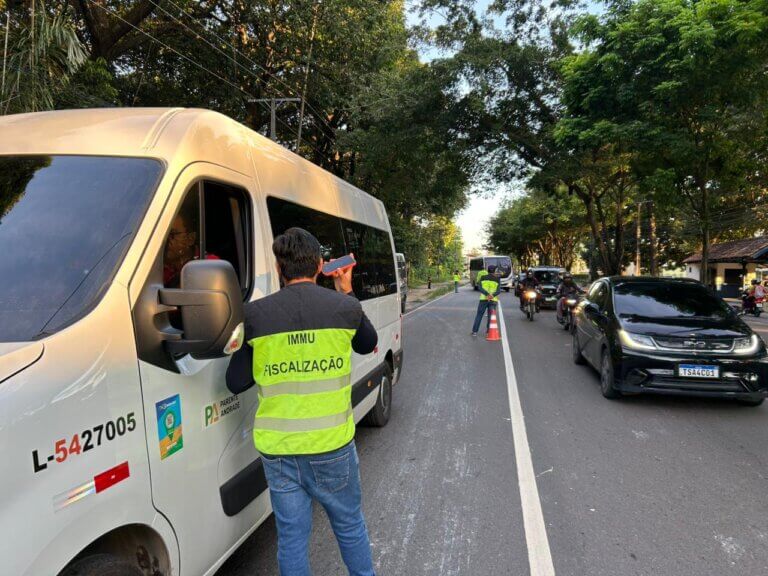 Operação da Prefeitura de Manaus apreende micro-ônibus com roda sem parafuso