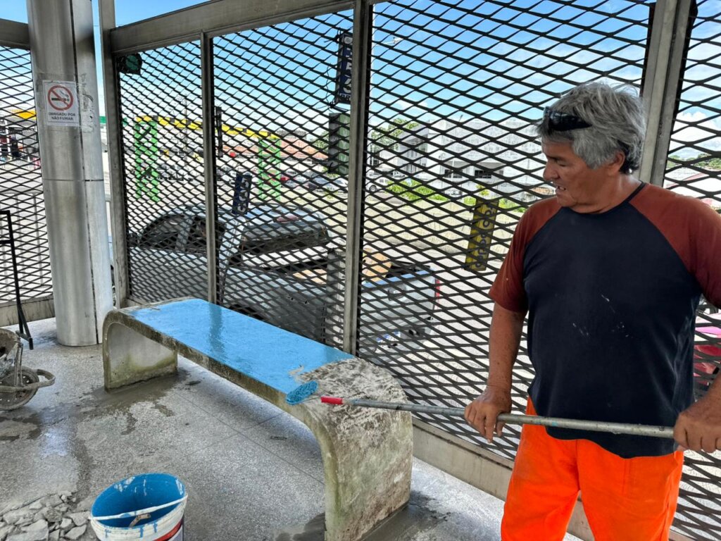 Prefeitura de Manaus instala novos bancos na estação São Jorge e reforça melhorias no sistema de transporte coletivo