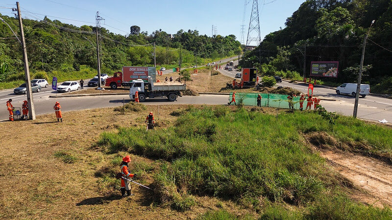 Prefeitura de Manaus intensifica mutirão de limpeza na avenida das Flores e melhora trafegabilidade para população
