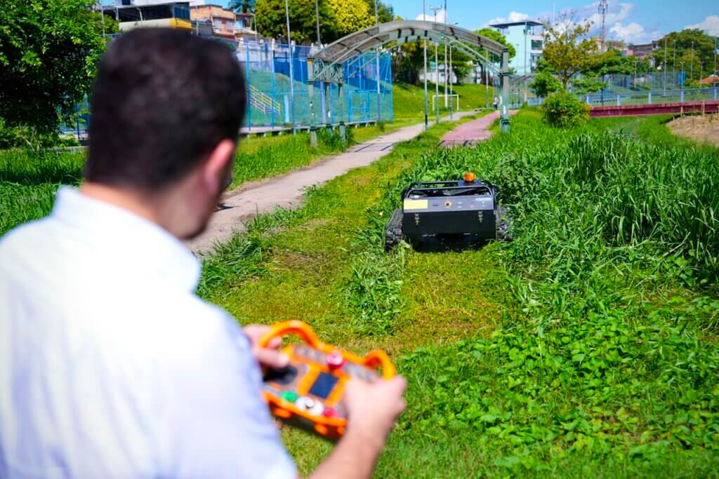 Prefeito Renato Junior inova e testa robôs de roçagem para modernizar e ampliar a capacidade da limpeza pública em Manaus