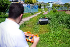 Prefeito Renato Junior inova e testa robôs de roçagem para modernizar e ampliar a capacidade da limpeza pública em Manaus