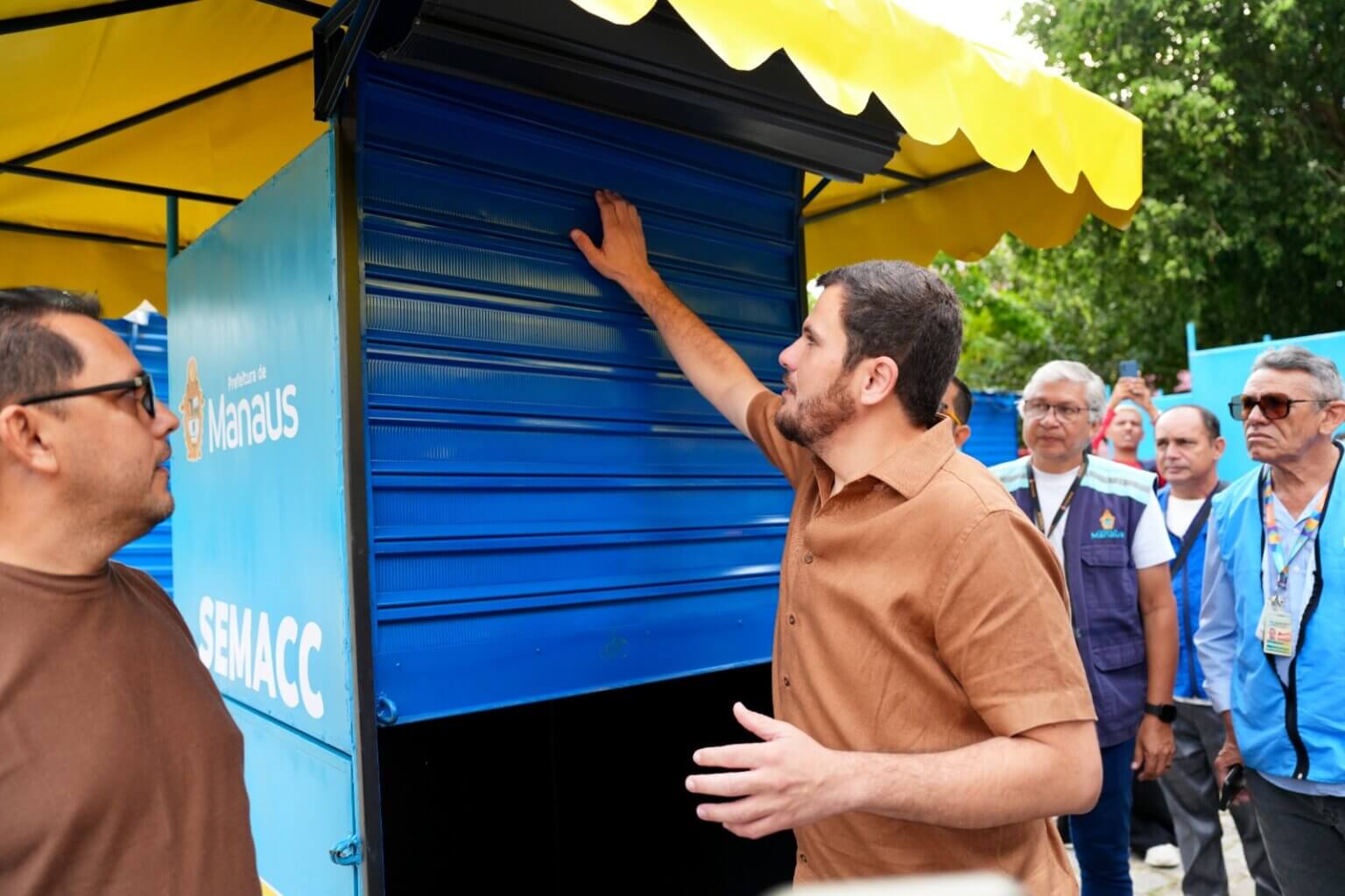 Prefeito Renato Junior entrega primeiras 26 bancas padronizadas para camelôs do centro de Manaus