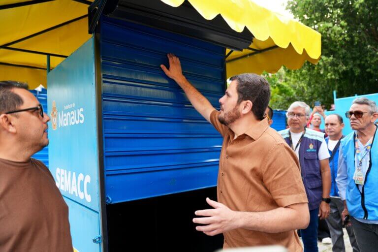 Prefeito Renato Junior entrega primeiras 26 bancas padronizadas para camelôs do centro de Manaus