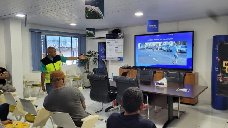 Prefeitura de Manaus oferece palestra a motoristas de empresa de energia durante ação ‘Condutor Consciente’