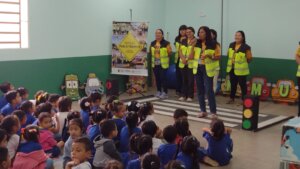 Prefeitura de Manaus leva atividade lúdica de trânsito à escola do bairro Tarumã